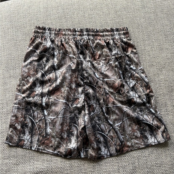 Men’s ROMWE Camo Shorts - Picture 2 of 6
